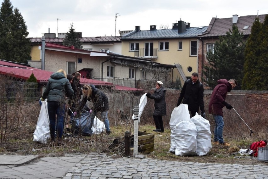 Trash Challenge w Kielcach po naszym artykule. Mieszkańcy sami posprzątali śmieci w centrum miasta. Dziękujemy! (WIDEO, ZDJĘCIA) 