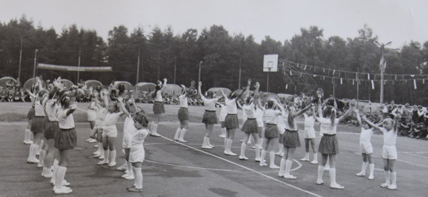 Pruszcz Gdański. Kronika Szkoły Podstawowej nr 3 (odc. 2). Lata 70. i 80 to stan wojenny, wizyty gości, basen |ZDJĘCIA