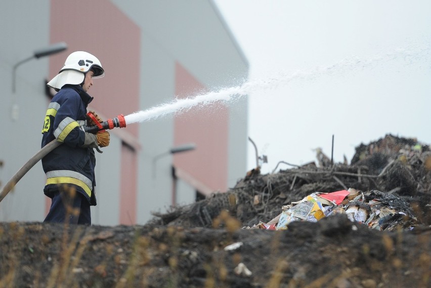 Strażacy dogaszają pożar na terenie sortowni odpadów przy...
