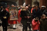 Peregrynacja relikwii bł. Rodziny Ulmów w diecezji kaliskiej. Mieszkańcy Pleszewa modli się za rodziny, pokój i zgodę