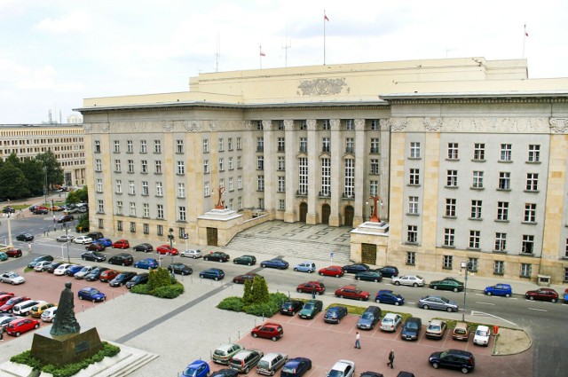 Obiekt ten wybudowano głównie z cegły, oblicowanej częściowo piaskowcem. Budowla obejmuje 634 pomieszczenia, natomiast łączna długość jego korytarzy wynosi ponad sześć kilometrów. Gmach powstał w 1932 roku i wówczas był to największy budynek w Polsce.
