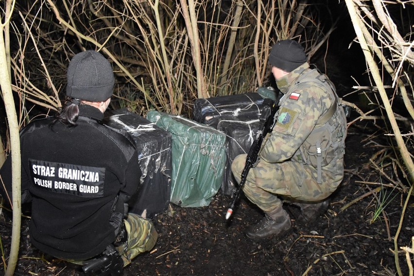 Ponad 7 tysięcy paczek papierosów pochodzących w przemytu zatrzymali pogranicznicy. Wpadli też przemytnicy 