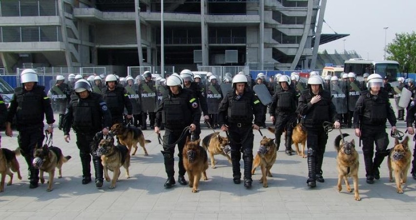 300 policjantów m.in. uzbrojonych w broń gładkolufową...