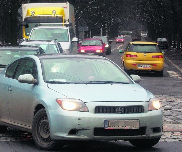 Na skrzyżowaniu ul. Mickiewicza i Paderewskiego często są korki w szczycie komunikacyjnym