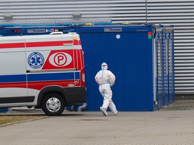 W poniedziałek, czyli w ciągu pierwszego dnia działania szpital tymczasowy w Hali Expo Łódź przyjął 12 pacjentów zakażonych koronawirusem. We wtorek do godz. 15 przyjęto kolejnych pięć osób. 

- Ich stan jest dobry, wymagają tlenoterapii - informuje Dagmara Zalewska, rzeczniczka prasowa wojewody łódzkiego. 

CZYTAJ DALEJ >>>>



...