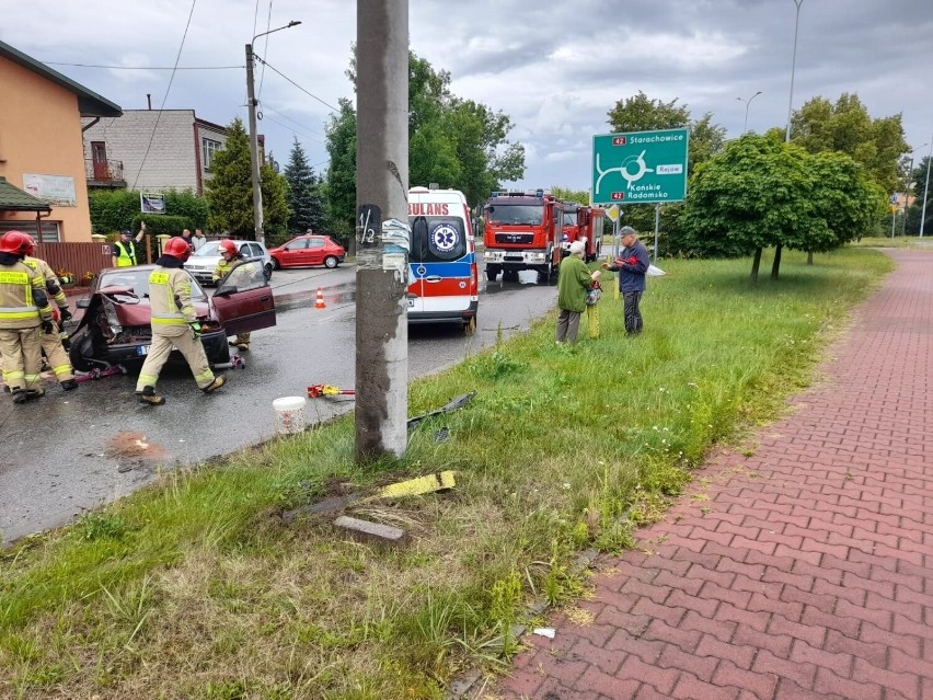 W Skarżysku samochód uderzył w słup. Kierowca ukarany mandatem (ZDJĘCIA)