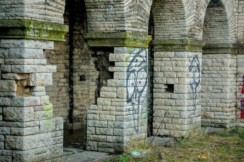 Nazistowskie mauzoleum w Wałbrzychu. Miejsce wiejące grozą przyciąga filmowców [ZDJĘCIA]