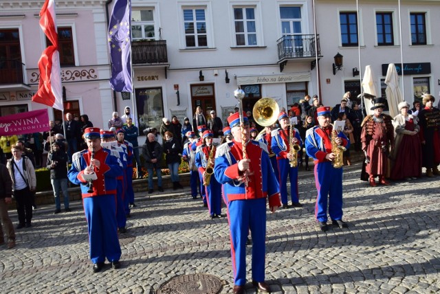 Orkiestra uczestniczy we wszystkich wydarzeniach związanych z życiem kulturalnym Sandomierza, uświetniając ich przebiegu. na zdjęciu podczas tegorocznych obchodów Święta Młodego Wina.