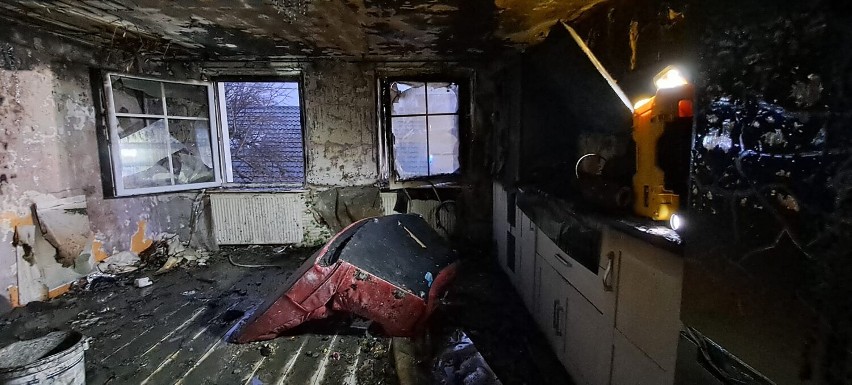 Pożar mieszkania w budynku wielorodzinnym w Czarnogłowach