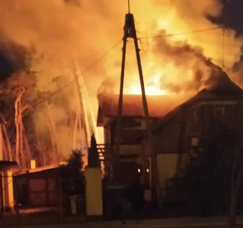 Pożar drewnianego domu w Łasku Kolumnie              