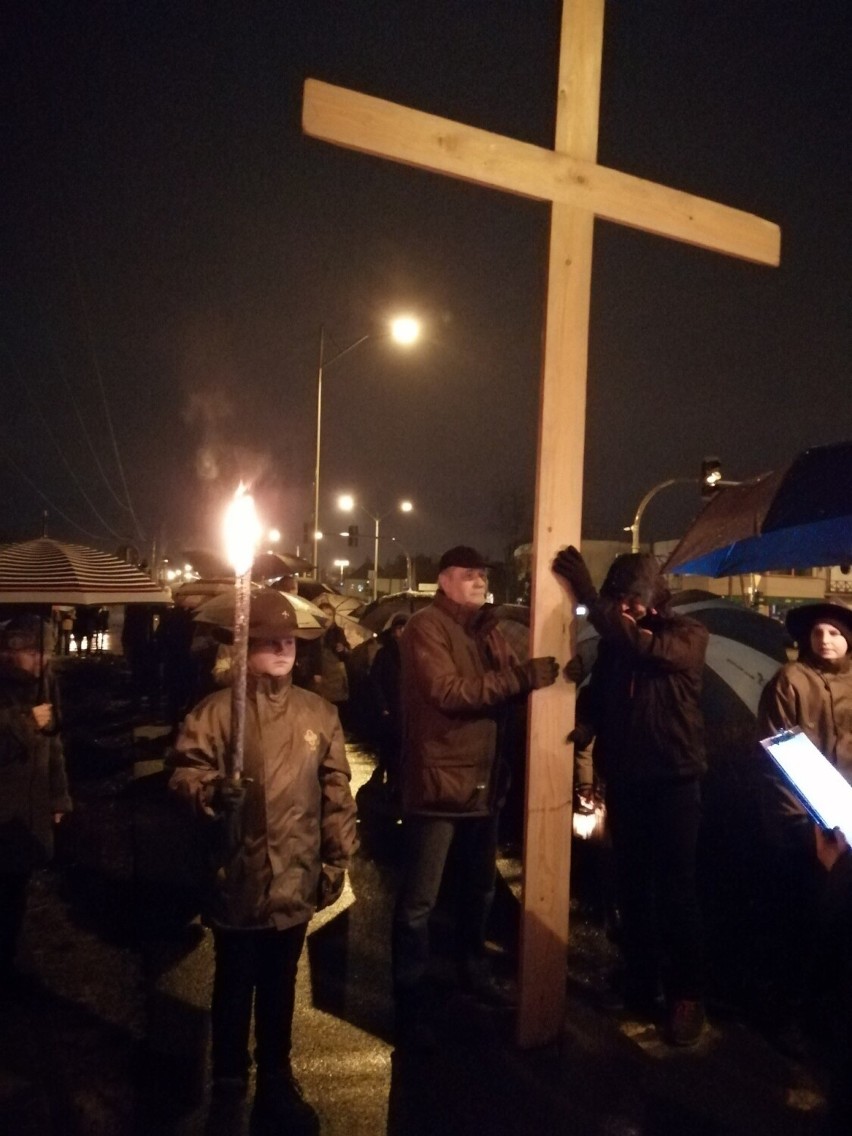 Nocna droga krzyżowa w Forcie VII w Poznaniu. Deszcz nie odstraszył tłumu wiernych