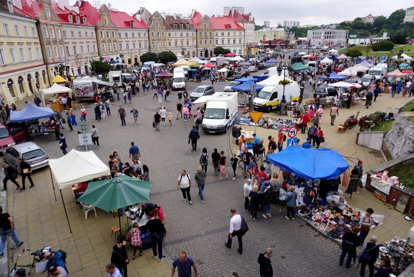 Tłumy na placu Zamkowym w Lublinie. Do wyboru: porcelana, biżuteria i obrazy. Lubelska Giełda Staroci w obiektywie naszej fotoreporterki!