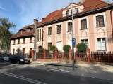 Malbork. Ulica Słowackiego coraz bardziej usiana "kopertami". Przy ograniczonej liczbie miejsc parkingowych to problem dla zmotoryzowanych