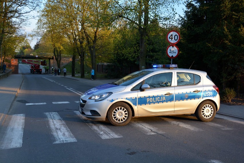 Samochód ciężarowy przestawił wiadukt w Sierakowie