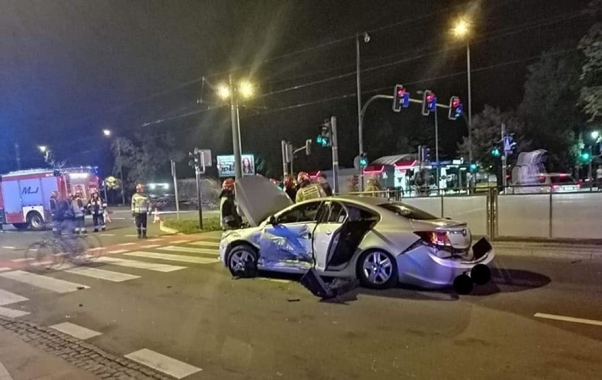 Kraków. Niebezpieczne zderzenie samochodu osobowego z nieoznakowanym radiowozem. Ranna policjantka
