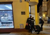 Toruń. Napad na sklep z piernikami. Uciekającego bandytę zatrzymali przechodnie