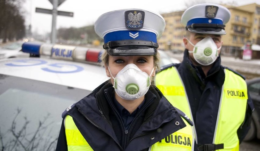 Śląskie: Policjanci dostali maski antysmogowe