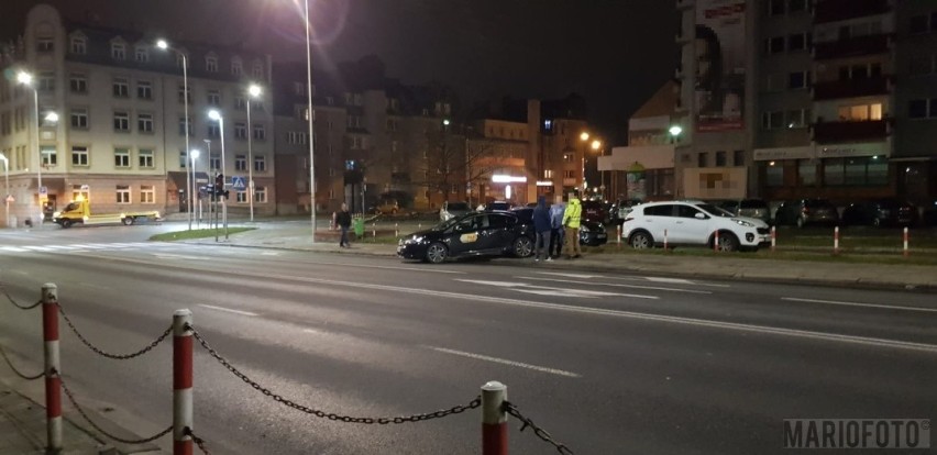 Zderzenie seata z taksówką na skrzyżowaniu ulic Ozimskiej i...