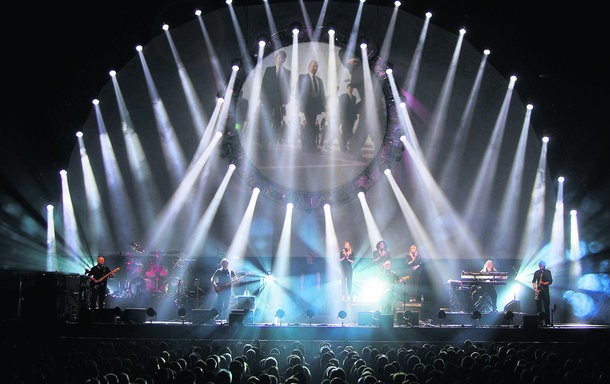 Australian Pink Floyd Show na Torwarze

21 stycznia w Warszawie, na jednym z trzech koncertów w Polsce, wystąpi oficjalny cover band klasyków rocka - Australian Pink Floyd Show. Złośliwi powiedzą, że to tylko marna podróbka, inni dodadzą, że tylko muzycy z antypodów dostali muzyczne namaszczenie od gwiazd Pink Floyd. Zapraszamy do konkursu w którym można wybrać cztery bilety na warszawki koncert APFS.