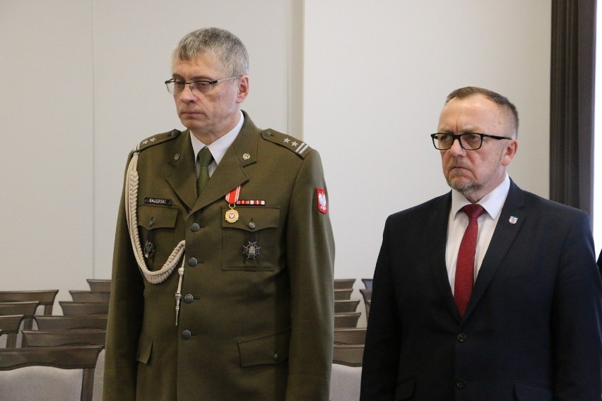 Komendant WKU w Jarosławiu i starosta wręczyli patenty oficerskie oraz medale za zasługi dla obronności kraju