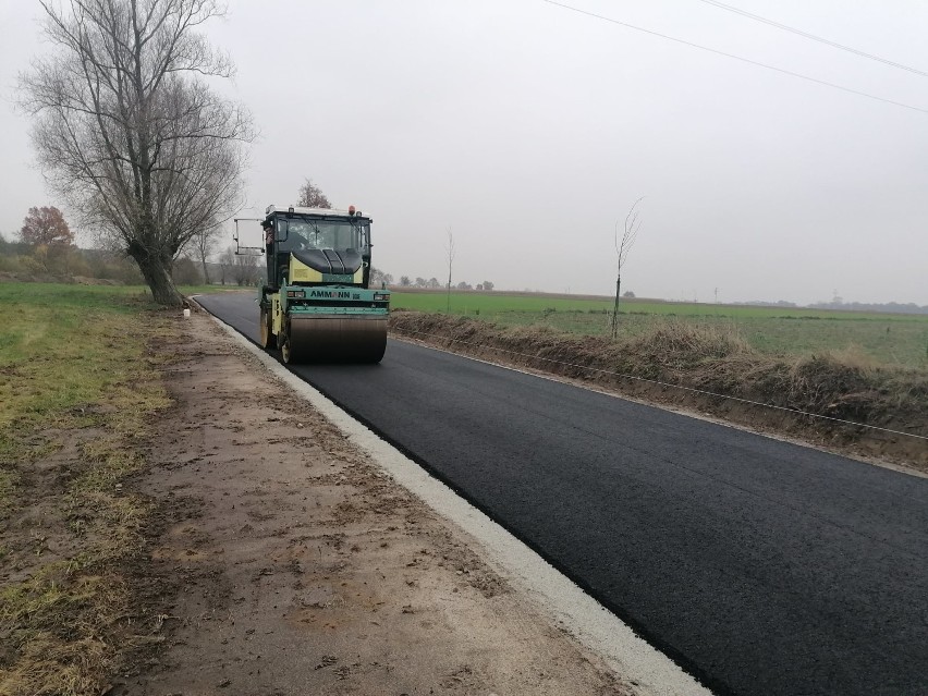 Przebudowa drogi gminnej po wielu perypetiach dobiegła końca