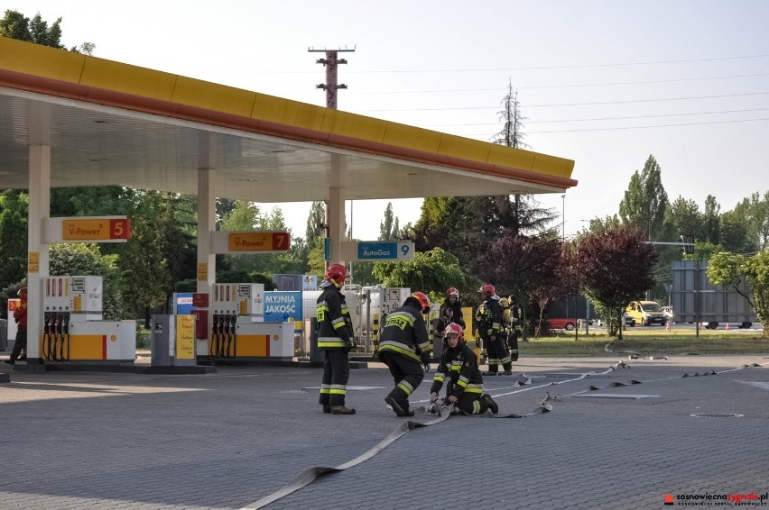 Groźny wyciek gazu na stacji paliw w Sosnowcu [ZDJĘCIA]