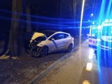 Groźny wypadek na Zdrowiu! Dwa samochody rozbiły się na drzewach! Są ranni. ZDJĘCIA