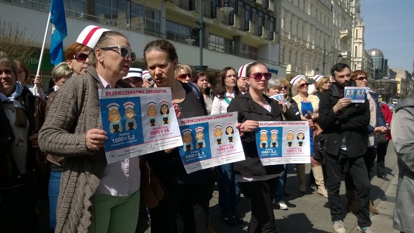 Pielęgniarki i położne protestowały na Piotrkowskiej w Łodzi [ZDJĘCIA]