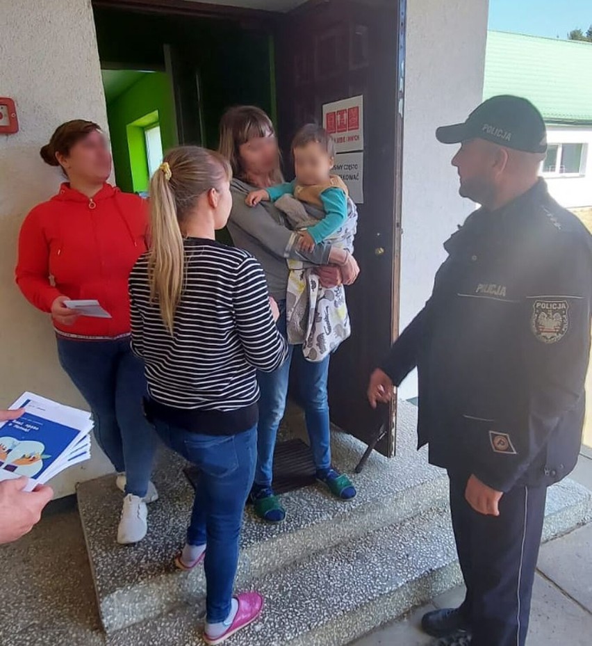 Wieluńscy policjanci w trosce o bezpieczeństwo uchodźców z Ukrainy