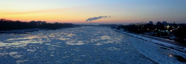 Wisła pełna płynącej ślamazarnie kry. Pewnie niebawem stanie, gdy mrozy potrwają dłużej. fot. R. Grzeszczyk