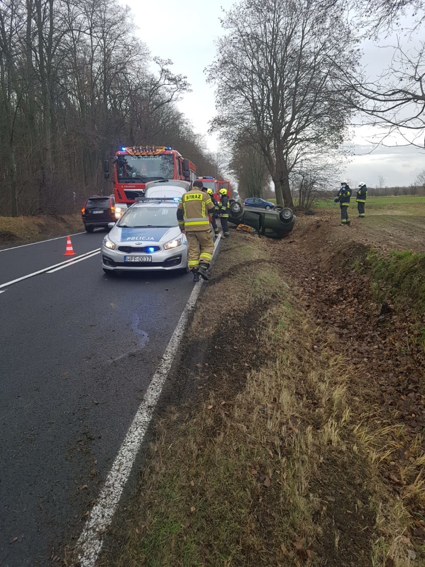 Gmina Masłowice. Kolizja na DK 42, dachował fiat punto [ZDJĘCIA]