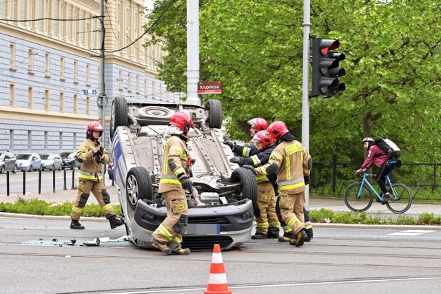 Samochód, należący do firmy ochroniarskiej, dachował.