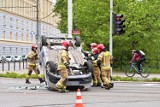 Wypadek dwóch samochodów osobowych w centrum Wrocławia. Pojazd ochrony dachował [ZDJĘCIA, FILM]