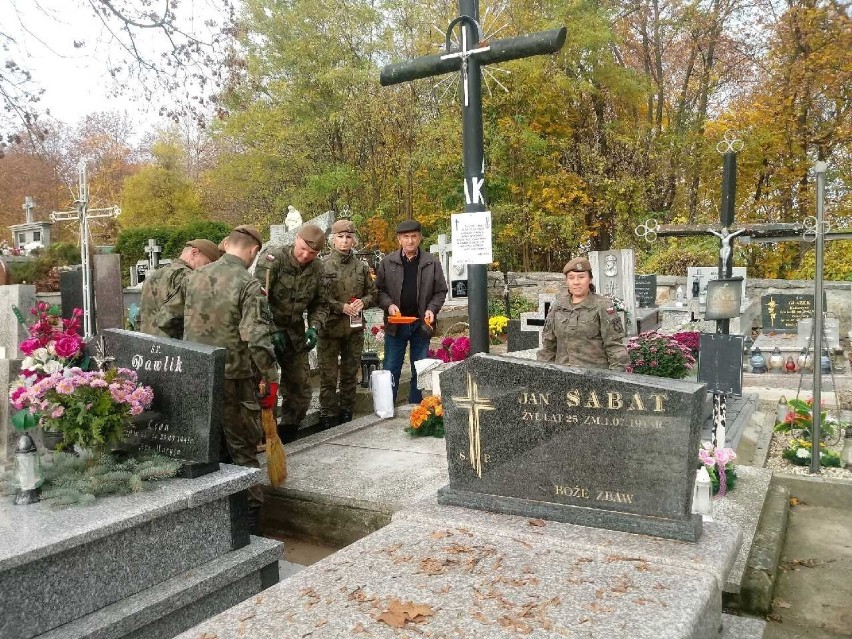 Cmentarz w Malicach. grób partyzantów, którzy zginęli 30...