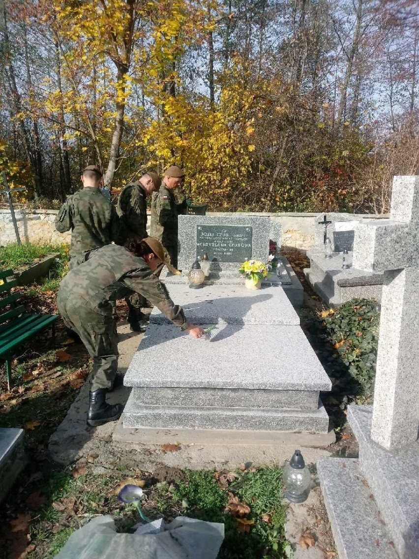 Cmentarz w Opatowie. Grób żołnierza oddziału "Jędrusie",...