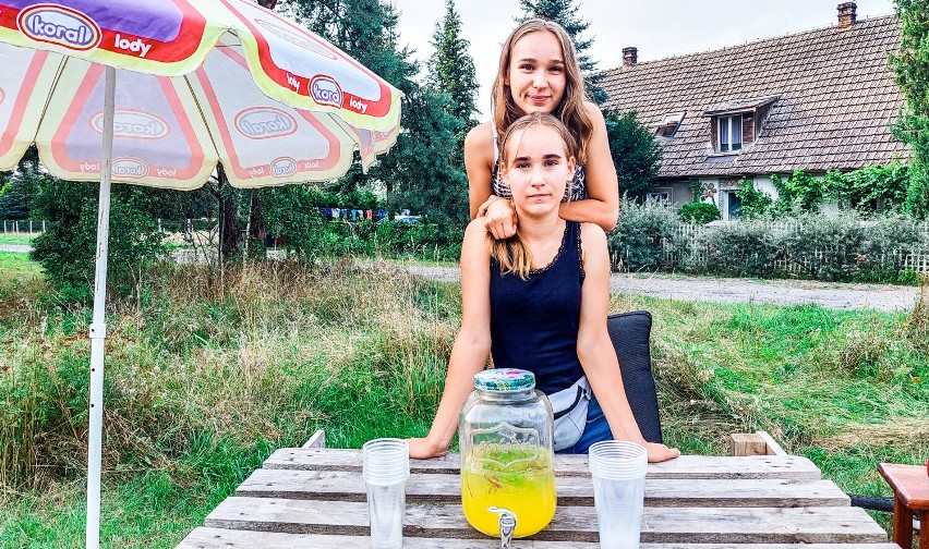 Pomysł na lato! Przedsiębiorcze dziewczyny sprzedają pyszną lemoniadę w Miłowicach niedaleko Żar. Chcą zarobić na wakacje