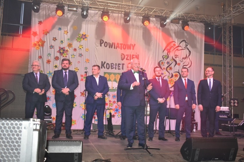 Chełm. Powiatowy Dzień Kobiet 2020 – róże, słodycze i koncert