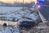 Wypadek między Rozprzą a Łochyńskiem na al. 900-lecia. Samochód wpadł do rzeki