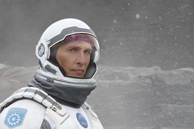 "Interstellar"

Hit Christophera Nolana. Ziemia w niedalekiej przyszłości. Planeta jest sukcesywnie niszczona przez klęski suszy, a ludziom grozi wyginięcie. Naukowcy nieoczekiwanie odkrywają możliwość podróżowania poza granice Układu Słonecznego. Grupa astronautów wyrusza w najważniejszą w dziejach ludzkości podróż - muszą znaleźć miejsce, gdzie gatunek ludzki będzie mógł przetrwać. Na czele załogi staje Cooper, były pilot NASA, który obecnie zajmuje się uprawą roli.

Emisja: HBO, godz. 20.10