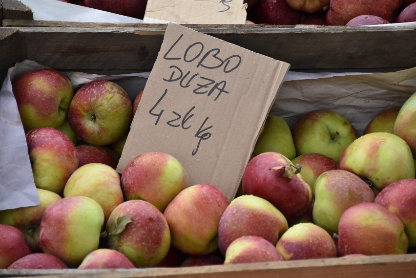 Handel na ryneczku Jerzego odbywa się w poniedziałki, środy,...