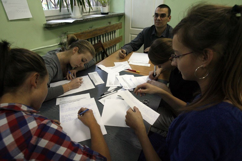 Legnica: Uczniowie Vlo piszą listy(ZDJĘCIA)