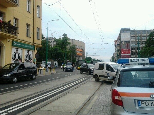 Poznań - Samochód zderzył się z autobusem [ZDJĘCIA]