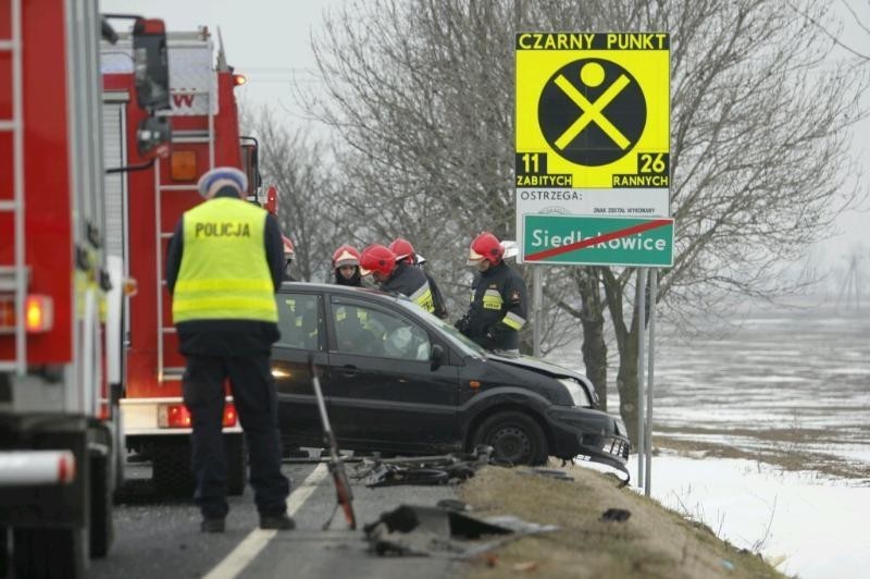 Zderzenie ciężarówki z samochodem osobowym. Droga Wrocław - Świdnica zablokowana (ZDJĘCIA)