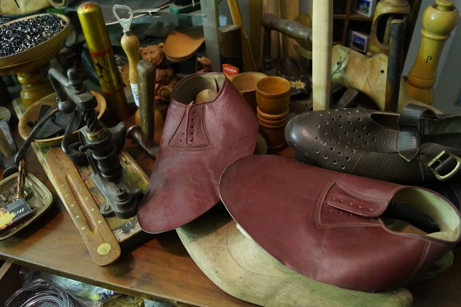 Szewska pasja Wolbromianina. Kolekcjonuje buty i narzędzia [ZDJĘCIA, WIDEO]  | Wolbrom Nasze Miasto