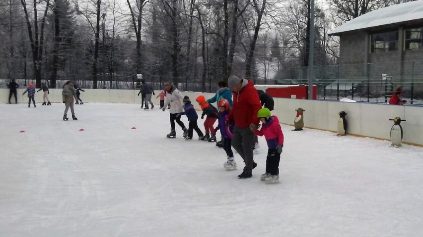 Zabawy łyżwiarskie z Ustroniaczkiem - tak bawią się dzieci na ustrońskim lodowisku (Zdjęcia)
