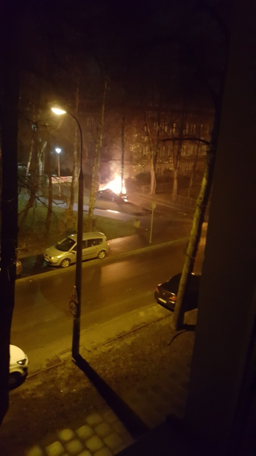 Kraków. Pożar samochodu na osiedlu Willowym w Nowej Hucie