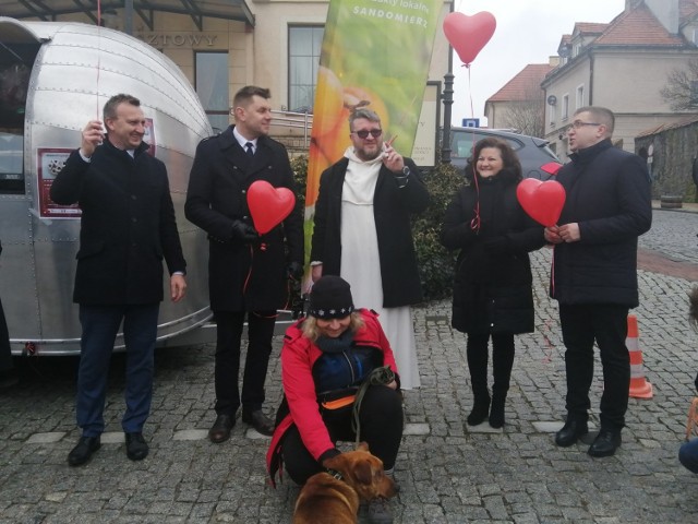 Pieskom, podopiecznym sandomierskiego schroniska dla zwierząt – Przytuliska na Wiśniowej dedykowane było piątkowe wydarzenie przed Hotelem Basztowy w Sandomierzu. Przez kilka godzin działała tam walentynkowa kawiarenka, przy której wolontariusze zachęcali do zapełniana puszek. Puszki zapełnili także licznie przybyli goście, którzy z myślą o braciach mniejszych i otaczania ich miłością, wypuścili w niebo czerwone balony.