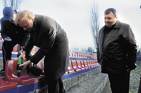 Witold Skrzydlewski sprawdza, czy wiceprezydent Łodzi Włodzimierz Tomaszewski dobrze przykręca siedzenia na stadionie żużlowym.