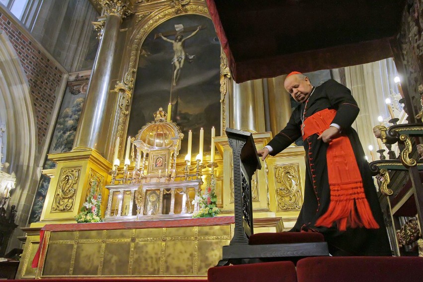 Adorację na Wawelu rozpoczął kardynał Dziwisz