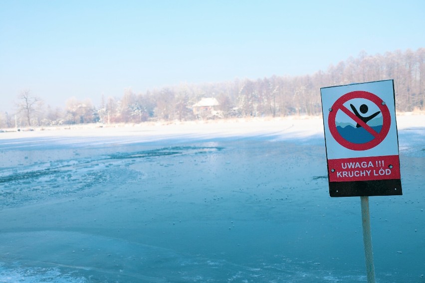 Policja ostrzega: nie wchodź na lód. To może skończyć się tragicznie!